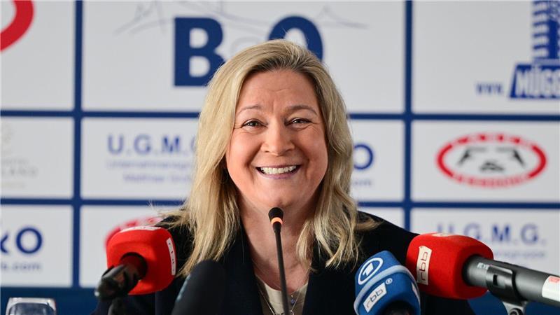 In Champagner-Laune: Pechstein fühlt sich frei und tritt ab Verkündet lachend ihren Rücktritt: Claudia Pechstein.