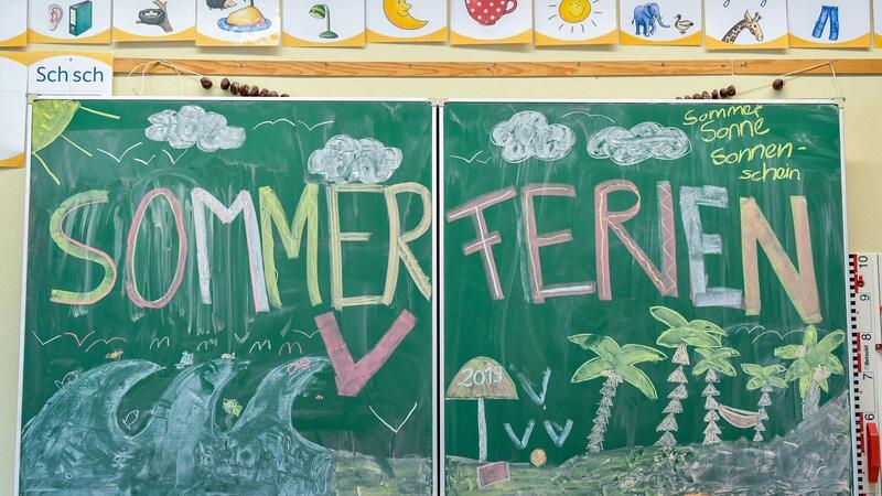Sommerferien verlängert: Diese Strafe wird fällig Verlängerte Sommerferien können teuer werden. (Symbolbild)