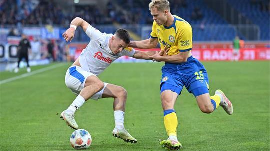 Verlässt Eintracht Braunschweig: Louis Breunig (r) wechselt nach Würzburg.
