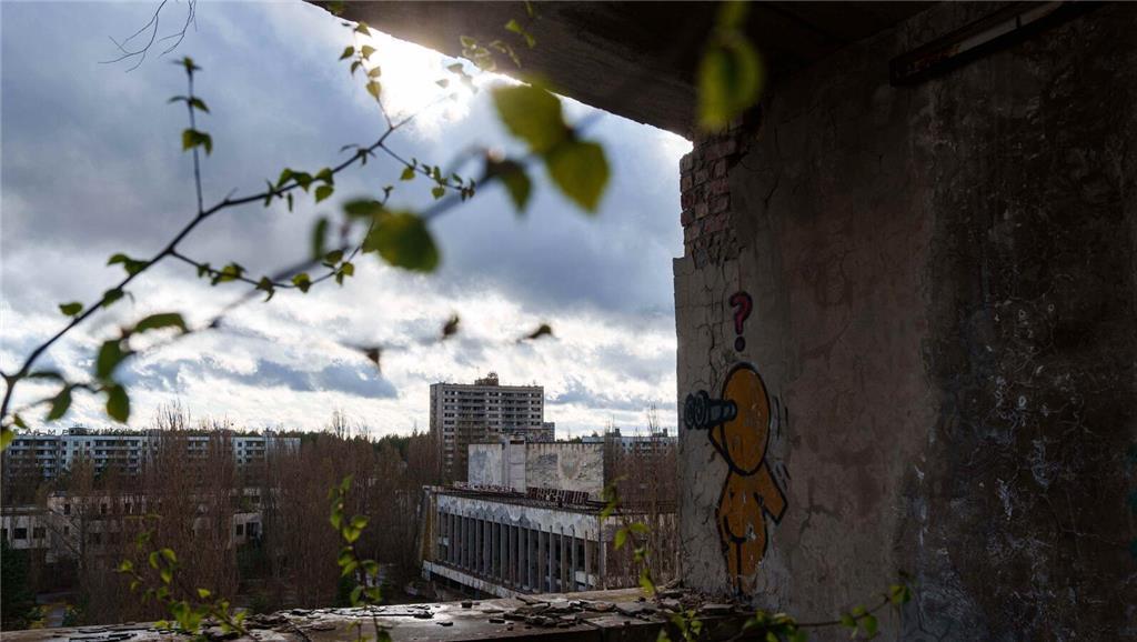 Verlassene Häuser sind in der Sperrzone von Tschernobyl von der Vegetation überw...