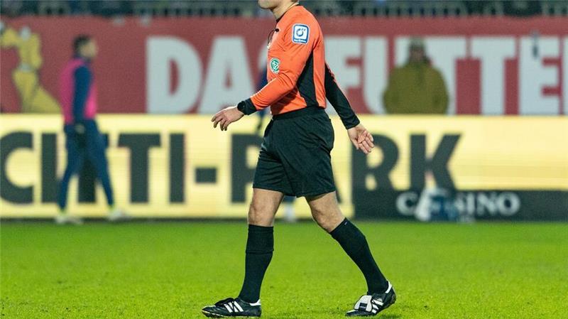 Verletzt ausgewechselt: Schiedsrichter Felix Brych.