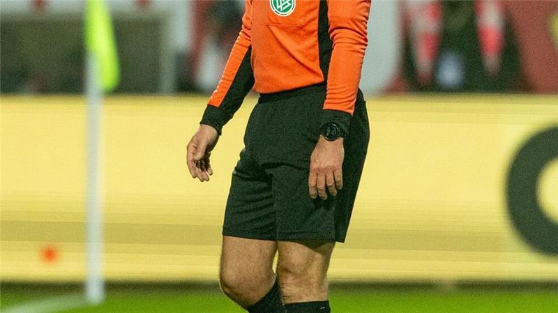 Brych verletzt raus: Schiedsrichter-Wechsel in Kiel Verletzt ausgewechselt: Schiedsrichter Felix Brych beim Spiel in Kiel.