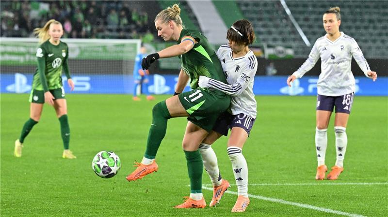 Wolfsburg schlägt Manchester United trotz Popp-Verletzung Verletzt ausgewechselt: Wolfsburgs Kapitänin Alexandra Popp (l).