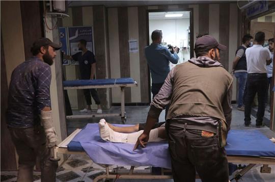 Verletzte in einem Krankenhaus in Idlib. Bei einem Drohnenangriff auf eine Militärakademie in der Stadt Homs wurden Dutzende Menschen getötet.