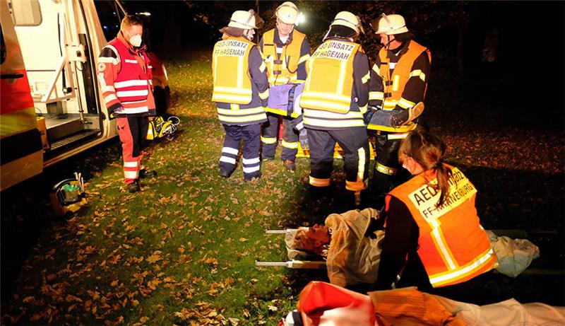 Warum in Stade und Oldendorf am Donnerstag die Sirenen gingen „Verletzte“ werden gerettet und betreut. Foto: Rolf Hillyer-Funke / Feuerwehren Samtgemeinde Oldendorf-Himmelpforten