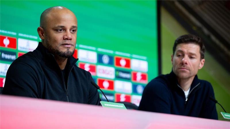 Der ewige Neuer und das schwierige letzte Kapitel Verlierer Vincent Kompany (l) und Gewinner Xabi Alonso in der Pressekonferenz nach Leverkusens 1:0 in München.