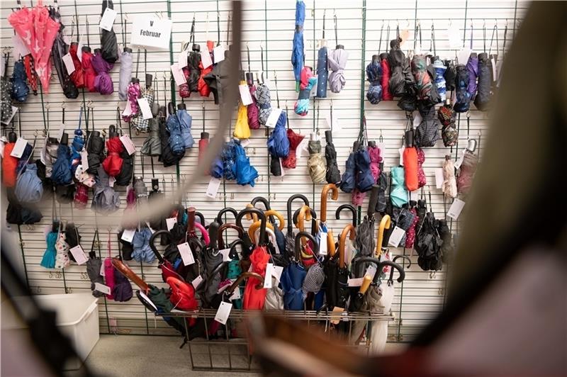 Verlorene Regenschirme lagern im Zentralen Fundbüro. Im Schnitt landen täglich 127 verlorene Gegenstände beim Zentralen Fundbüro der Stadt. (zu dpa ?Fast ein Viertel aller Fundsachen findet zurück zum Eigentümer?) Foto:
