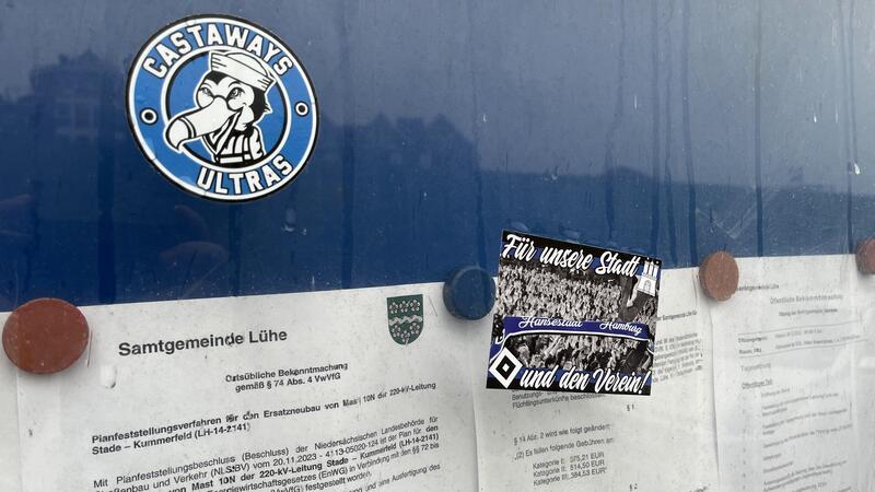 Brauchen Kommunen heutzutage eigentlich noch Aushangkästen? Vermeintlich HSV-Fans haben einen Aushängekasten in Hollern-Twielenfleth beklebt.