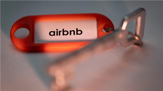 Vermieten ohne Fallstrick: Wer Gäste per Airbnb & Co. empfängt, muss Einnahmen ab 520 Euro in der Steuererklärung angeben.
