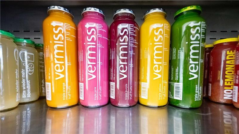 „Vermisst“ steht groß auf den Smoothie-Flaschen von True Fruits - auf der Rückseite wird mit Fotos nach zwei seit Jahren vermissten Personen gesucht.