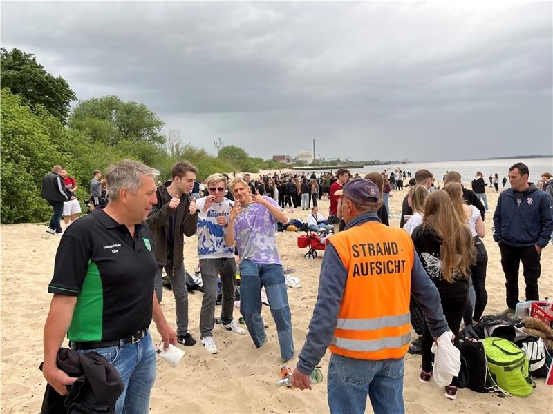 Vermüllung: Bürgermeister Timo Gerke und Strandwärter Ernst August Pape sprechen mit Vatertagsgruppen am Bassenflether Strand (von links).