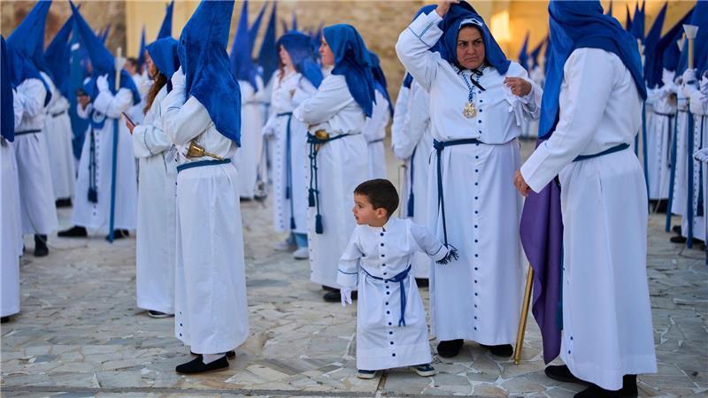 Vermummte Büßer nehmen an einer Prozession in Südspanien teil.