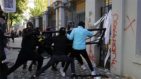 Vermummte Demonstranten versuchten, ein Tor am Bildungsministerium zu durchbrechen. (Archivbild)