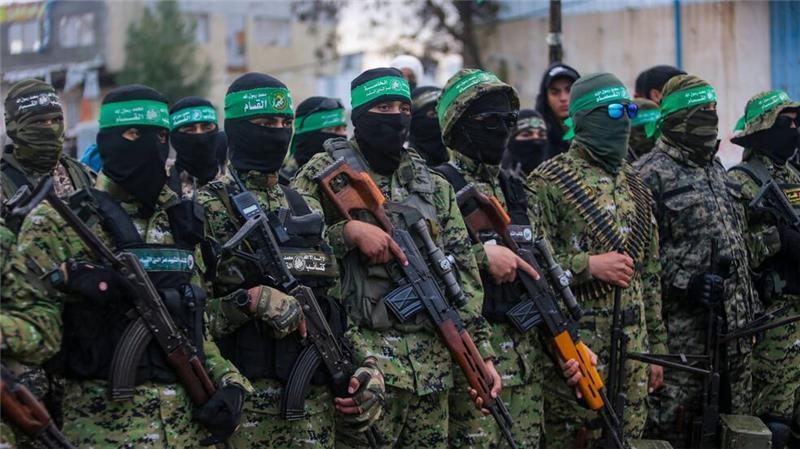 Vermummte und bewaffnete Mitglieder der Terrororganisation Hamas.