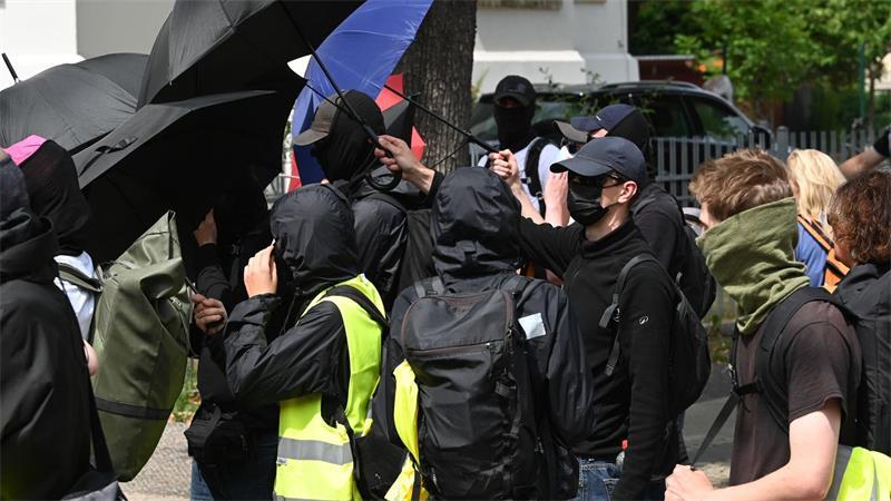 Mehr als 30.000 Menschen protestieren gegen AfD-Parteitag Vermummte ziehen durch Erfurt. Sie demonstrieren gegen den AfD-Bundesparteitag.