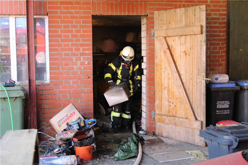 Vermutlich Funkenflug hat einen Werkstattbrand in Bargstedt ausgelöst. Foto: Feuerwehr