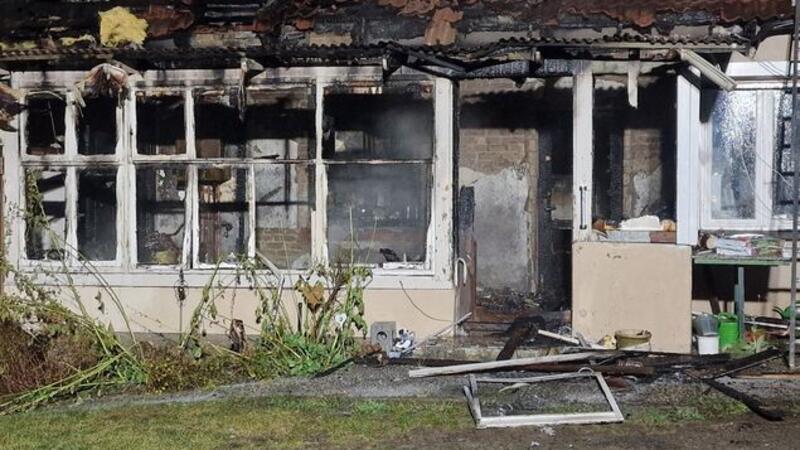 Wohnhaus brennt: Bruder des Bewohners will ins Haus stürmen Vermutlich entstand das Feuer aus bisher unbekannter Ursache in diesem Anbau und griff aus das Wohnhaus über.