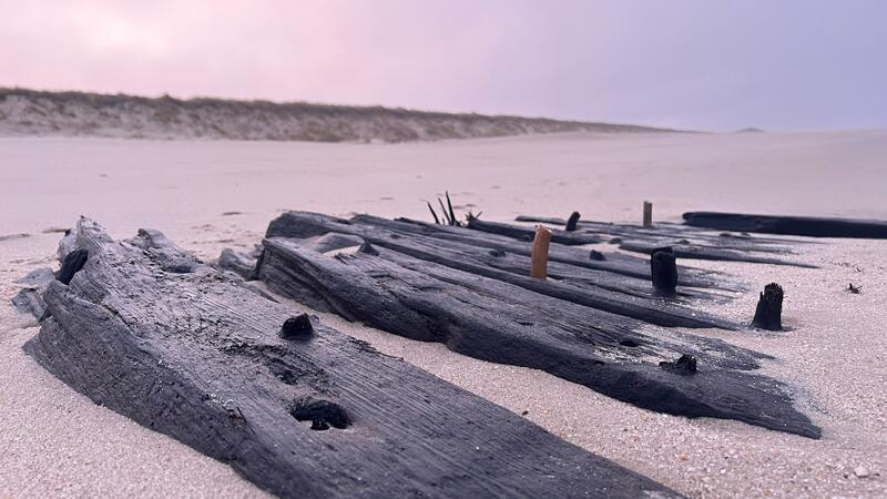 Vermutlich hatte der Sturm auf Sylt in den vergangenen Tagen dafür gesorgt, dass die zuvor unter Sand verborgenen Wrackteile sichtbar wurden.