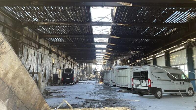 Nach Großbrand in Lamstedt: „Größter Albtraum ist wahr geworden“ Vermutlich ist das Feuer im vorderen Bereich der großen Halle ausgebrochen, obwohl hier einige Fahrzeuge zwar beschädigt, aber nicht total zerstört wurden.