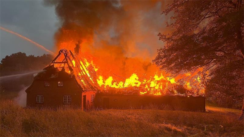 Nach Rekordhitze und Unwetter fallende Temperaturen erwartet Vermutlich nach einem Blitzeinschlag brannte ein historisches Reetdachhaus.
