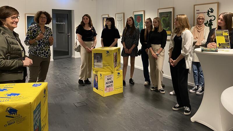 Buxtehuder Bulle: Verleihung ohne Gewinnerin Jennifer Lynn Barnes Vernissage der Pop-Up-Ausstellung im Buxtehude Museum: Schülerinnen des Kunst-LK der Klasse 13 an der IGS Buxtehude präsentieren ihre alternativ gestalteten Buchcover zum aktuellen Bullen-Siegertitel.