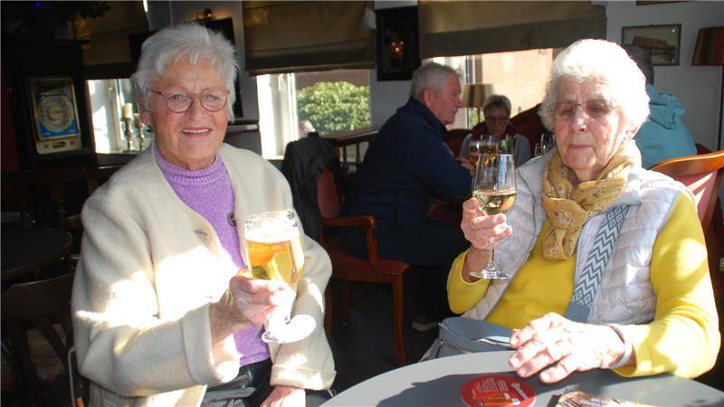 Veronika Zaumbrecher (links) und Anne-Marie Carstensen freuen sich schon auf den Frühschoppen.