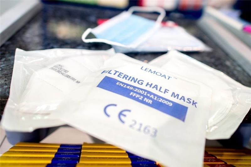 Verpackte FFP2-Masken liegen in einer Apotheke auf dem Verkaufstresen (Symbolbild). Foto: Hauke-Christian Dittrich/dpa