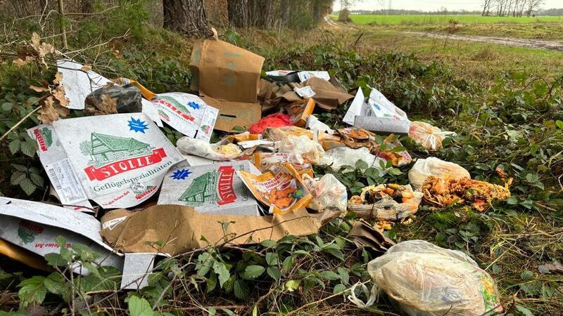 Verpackungen, Fleischreste und Nudeln wurden in Dollern am Hagener Weg illegal entsorgt.