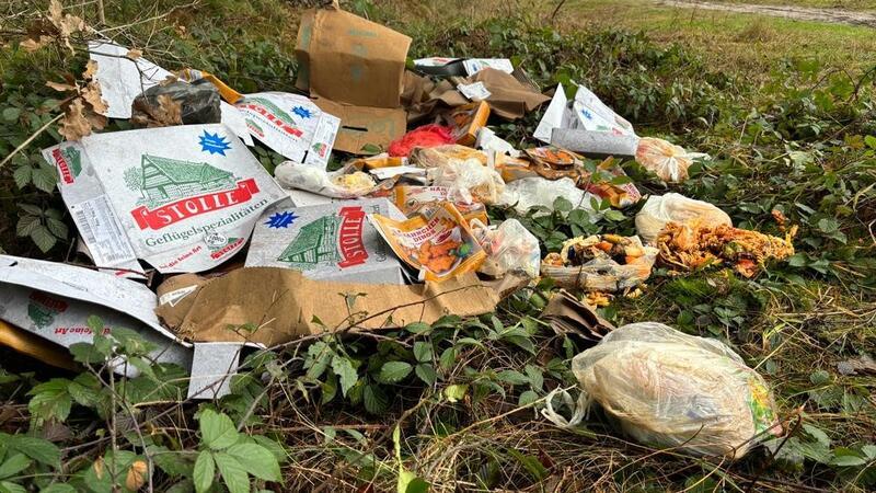 Immer wieder illegale Müllkippen im Wald Verpackungen, Fleischreste und Nudeln wurden in Dollern am Hagener Weg illegal entsorgt.
