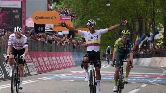 Verpasste auf der ersten Giro-Etappe knapp den Sieg: Maximilian Schachmann (r).