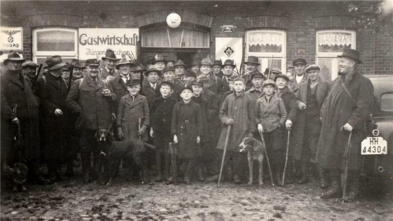 Versammlung der Jägerschaft um 1940 vor dem Gasthof Fitschen in Hollenbeck.