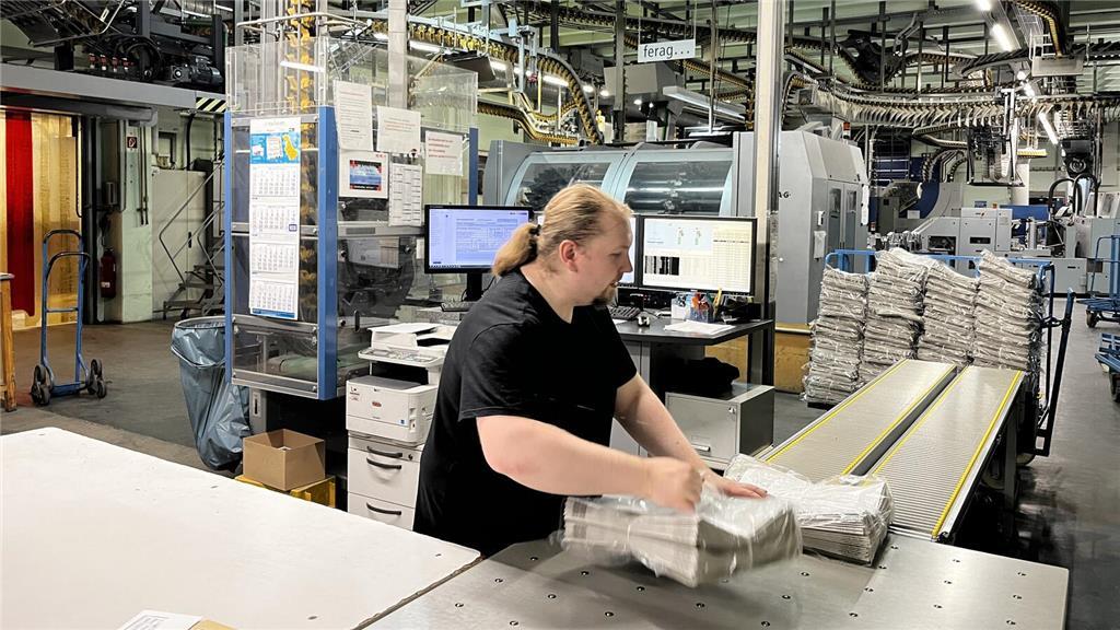 Versandleiter Philipp Danz bei der Arbeit.