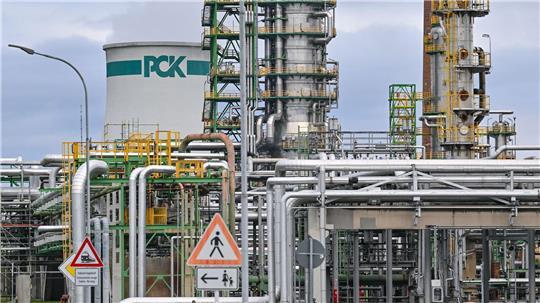 Verschiedene Anlagen der Rohölverarbeitung auf dem Gelände der PCK-Raffinerie GmbH.
