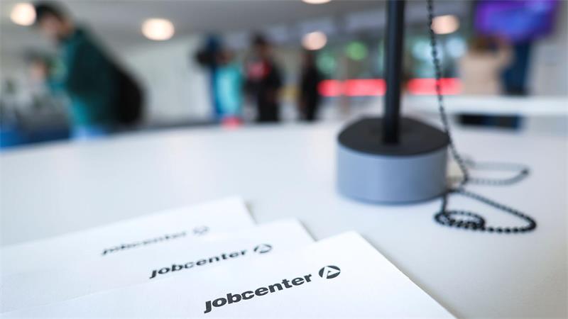 Hamburger Jobcenter registrieren mehr Widersprüche Verschiedene Anträge liegen im Jobcenter Hamburg-Rahlstedt auf einem Stehtisch. (Foto-Produktion)