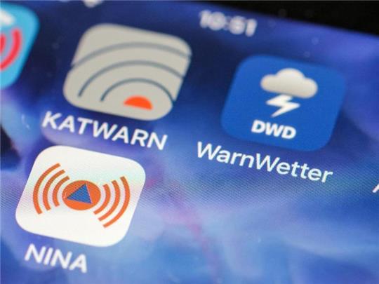 Verschiedene Apps warnen im Notfall - auch per SMS sind Informationen verfügbar. Foto: Jens Kalaene/dpa/Symbolbild