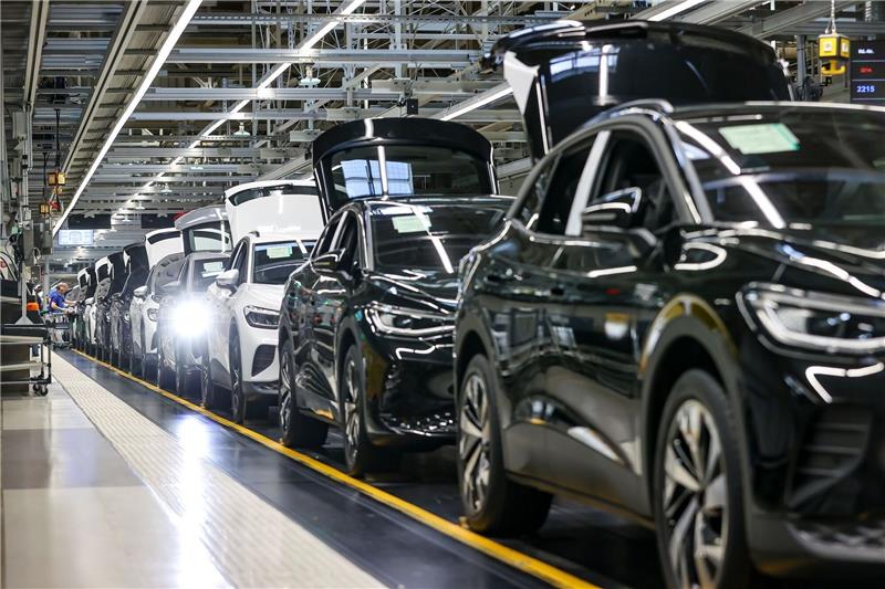 Sorge vor Jobabbau bei VW in Zwickau Verschiedene E-Fahrzeuge laufen im Werk von Volkswagen in Zwickau übers Band.