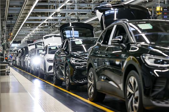 Verschiedene E-Fahrzeuge laufen im Werk von Volkswagen in Zwickau übers Band.