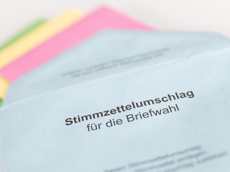 Mehr als eine halbe Million Briefwähler in Hamburg Verschiedene Stimmzettel stecken in einem Stimmzettelumschlag zur Briefwahl. Foto: Friso Gentsch/dpa/Symbolbild