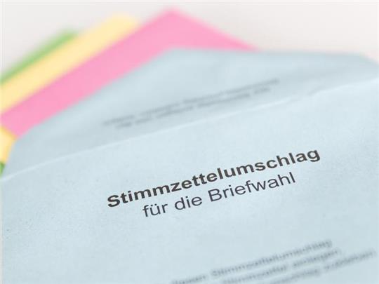 Verschiedene Stimmzettel stecken in einem Stimmzettelumschlag zur Briefwahl. Foto: Friso Gentsch/dpa/Symbolbild