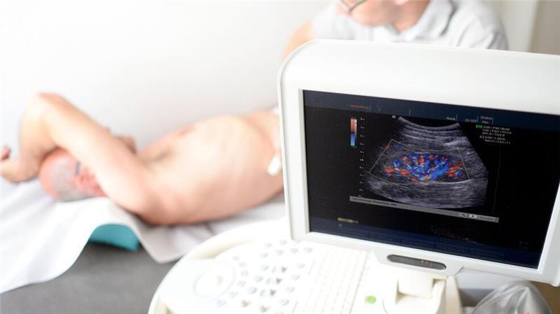2,4 Milliarden Euro für zweifelhafte Untersuchungen Verschiedene Ultraschall-Untersuchungen gehören zu den umstrittenen IGeL-Angeboten. (Symbolbild)