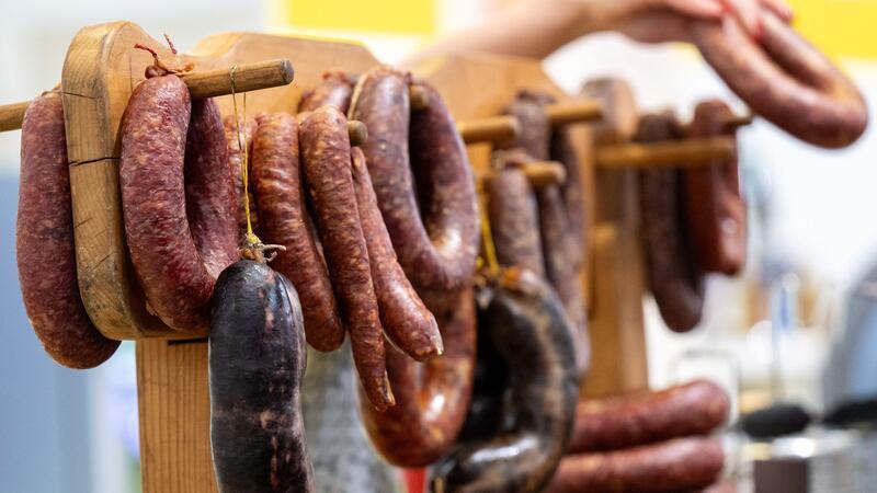 Verschiedene Wurstsorten am Stand eines Fleischprodukte-Herstellers auf der Grünen Woche in Berlin. (Archivbild)