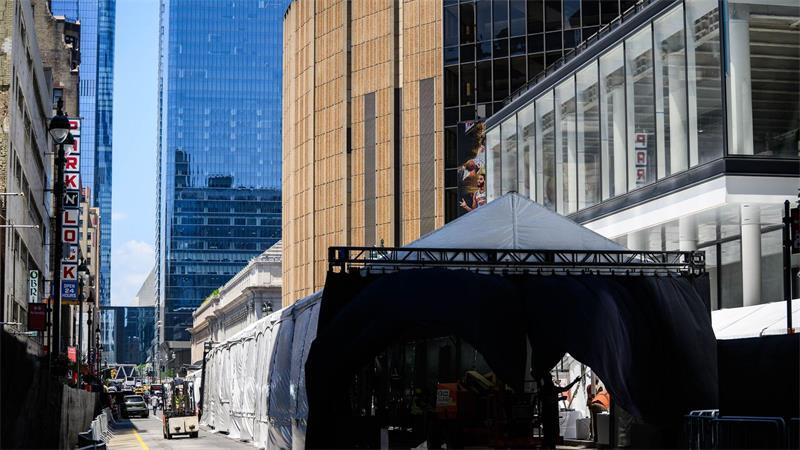 Verschiedene Zelte sind vor der Halle aufgebaut.