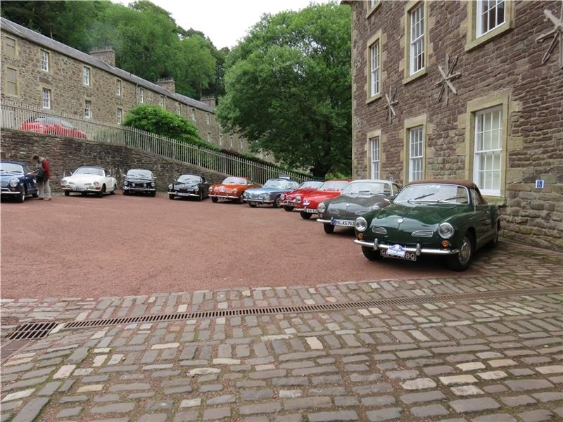 Verschiedene historische VW-Cabrios stehen zur Besichtigung bereit.