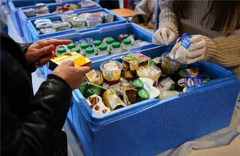Tafeln am Limit: Preissteigerungen führen zu Andrang Verschiedenen Fleischsorten, Wurstwaren, Vegetarisches und andere Kühlprodukte werden in einer Ausgabestelle des ASB für die Hamburger Tafel im Stadtteil Jenfeld verteilt. Foto: Christian Charisius/dpa