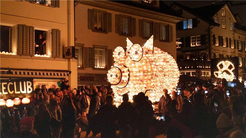 Verschiedenen Objekte aus ausgehöhlten Rüben mit Kerzen, werden bei dem traditionellen Raebechilbi-Umzug durch Richterswil gezeigt.