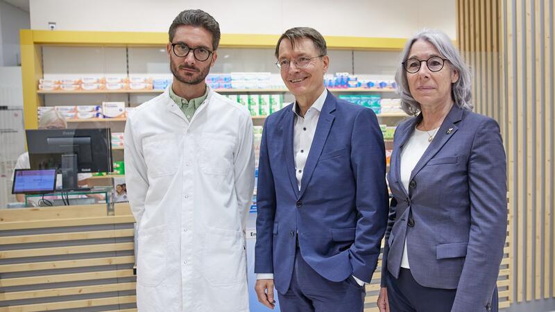 Verschiedener Meinung: Karl Lauterbach sowie der Brandenburger Apotheker Mike Beyer und die ABDA-Präsidentin Gabriele Regina Overwiening
