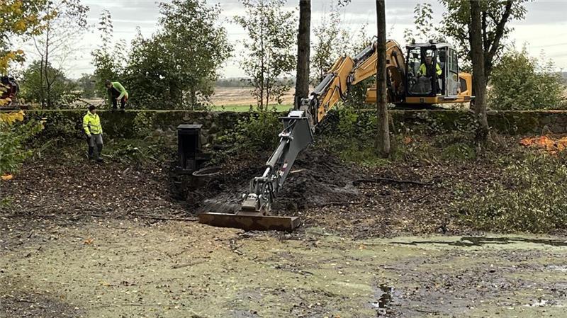 Verschlammt und verstopft: Vor dem Mönch wird ein Graben angelegt, damit das Wasser schneller ins Moor fließt.