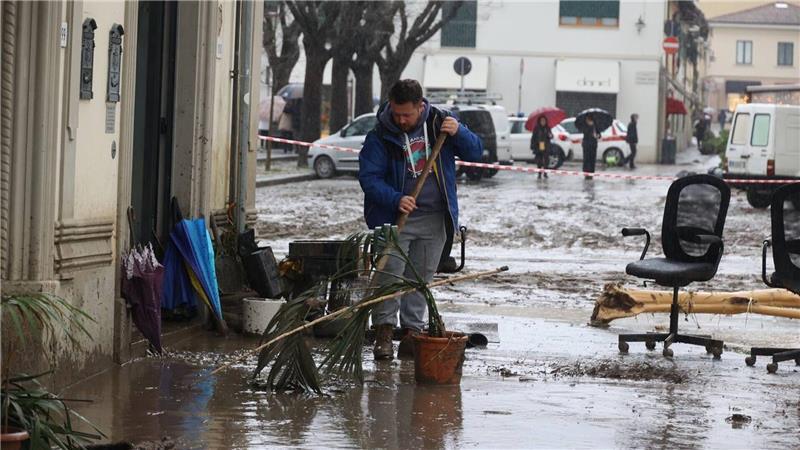 Verschlammte Häuser, blockierte Straßen und Stromausfälle - die schweren Unwetter der vergangenen Tage haben in Mittel- und Norditalien eine Spur der Verwüstung hinterlassen.