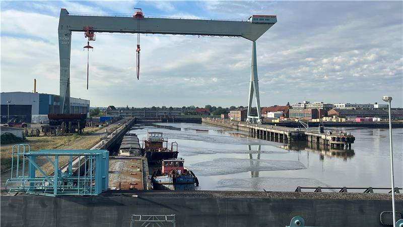 Verschlickt: Blick auf den Portalkran Jucho auf der Pella Sietas-Werft in Neuenfelde.
