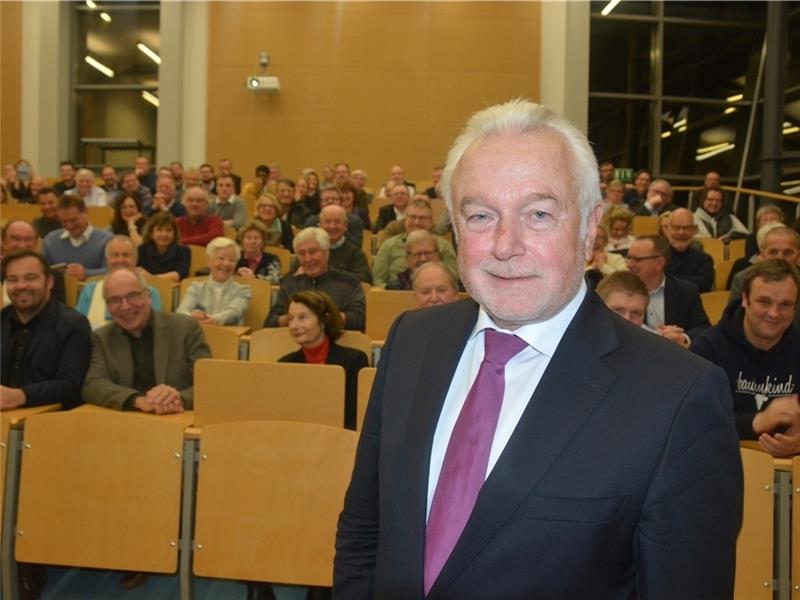 Verschmitzt und direkt: FDP-Spitzenmann Wolfgang Kubicki vor überwiegend gut unterhaltenen Zuhörern im Hörsaal der PFH in Stade. Foto: Stephan